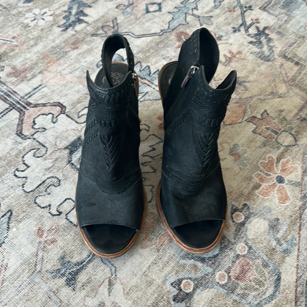 Vince Camuto black peep toe heels